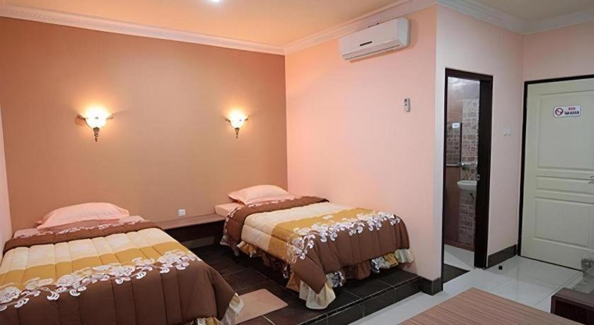 Patria Palace Hotel Blitar Exterior foto