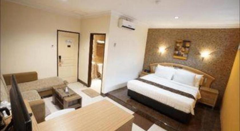 Patria Palace Hotel Blitar Exterior foto