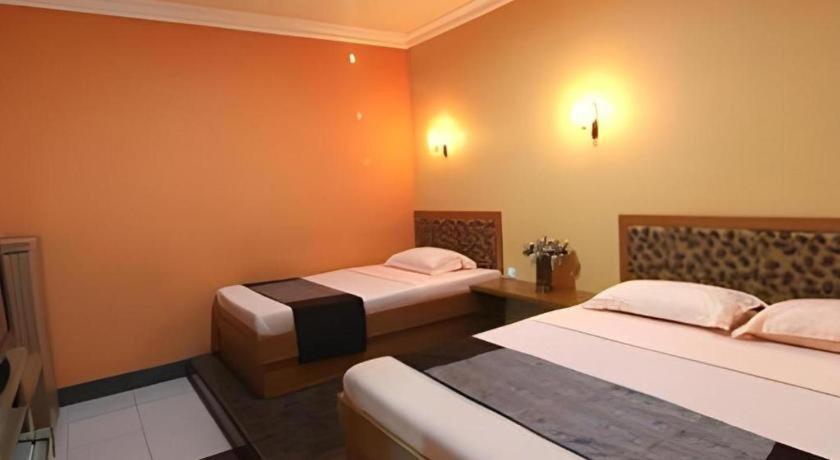 Patria Palace Hotel Blitar Exterior foto