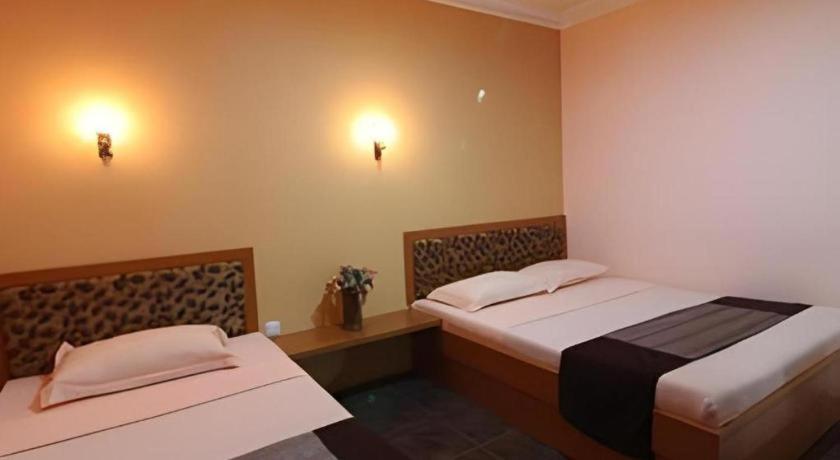 Patria Palace Hotel Blitar Exterior foto