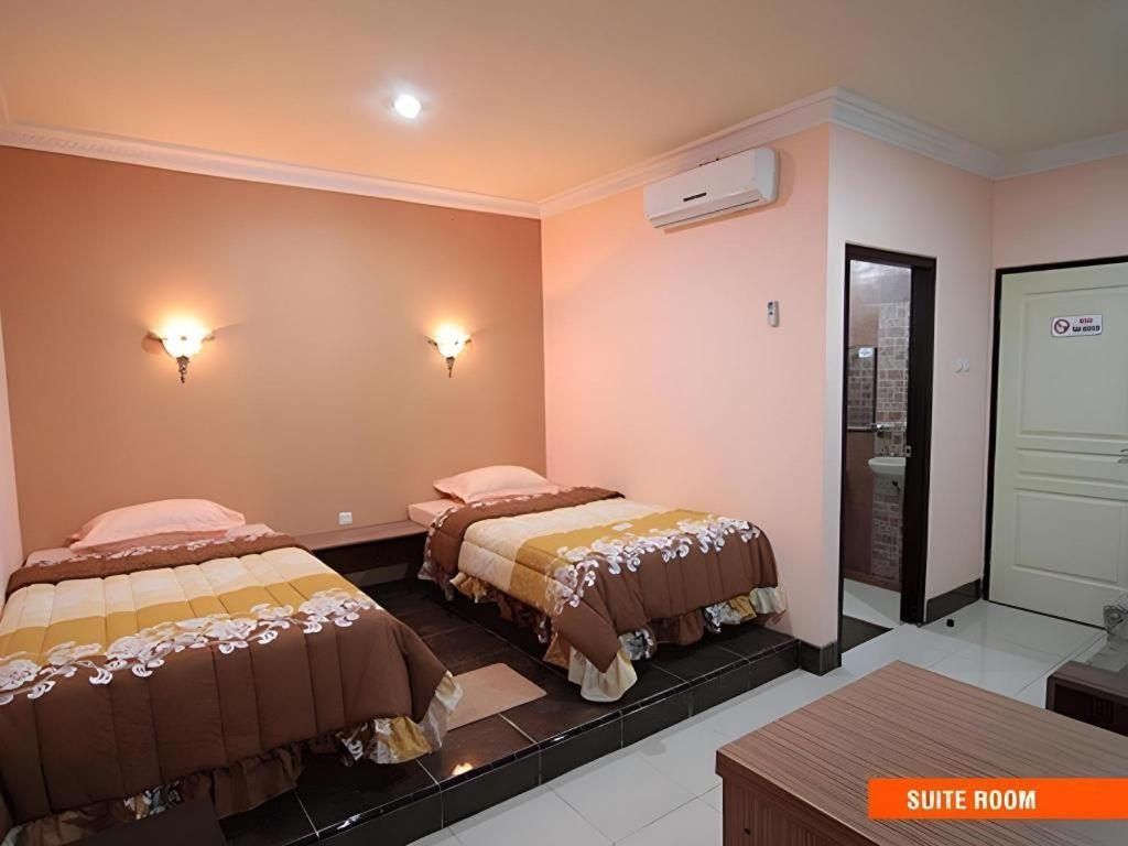 Patria Palace Hotel Blitar Exterior foto