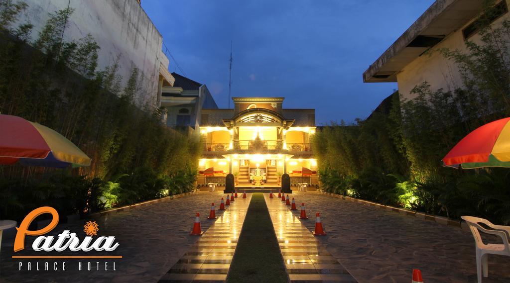 Patria Palace Hotel Blitar Exterior foto