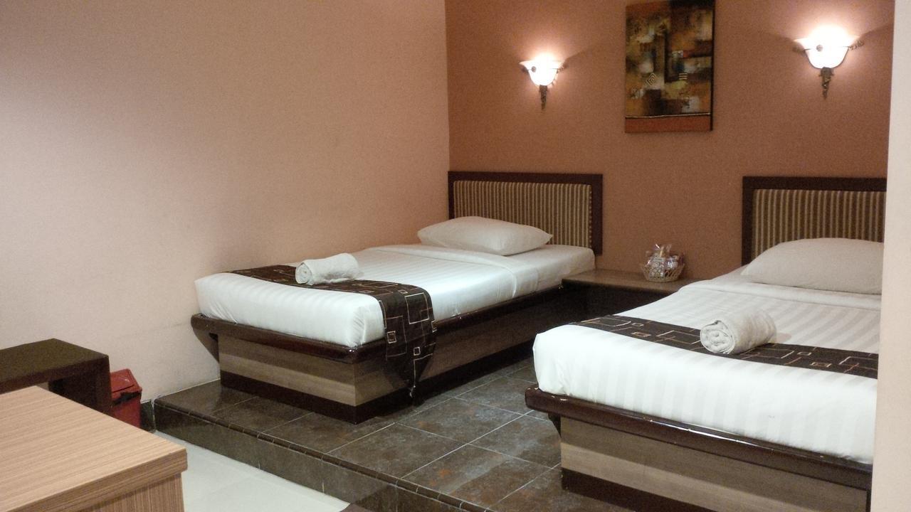 Patria Palace Hotel Blitar Habitación foto